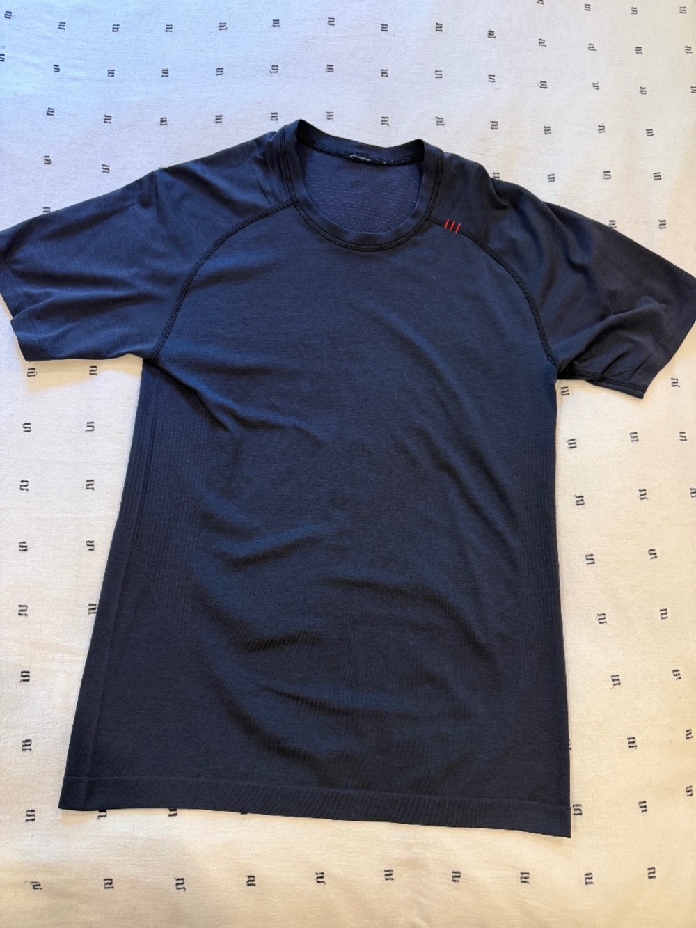 lululemon Metal Vent Tech Short-Sleeve Shirt navy small